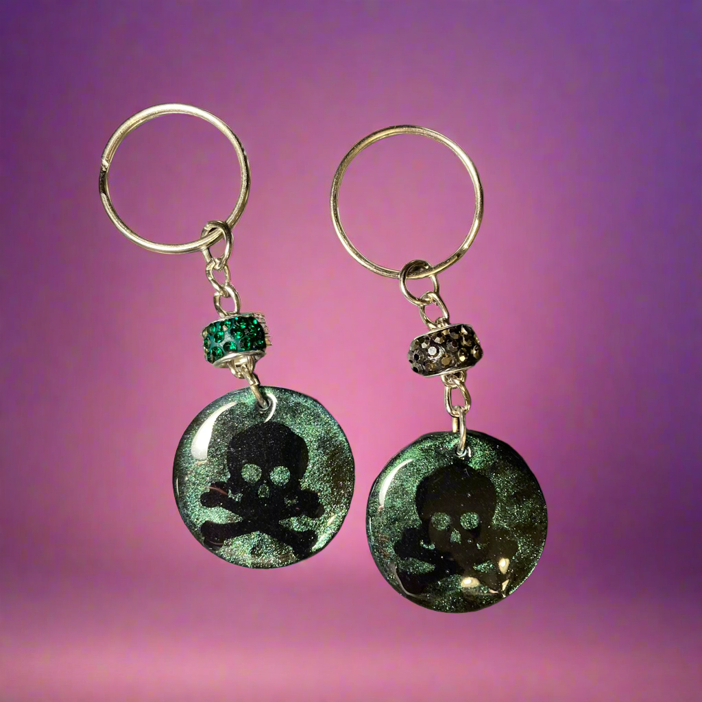 Keychain, pirate flag cross and bones