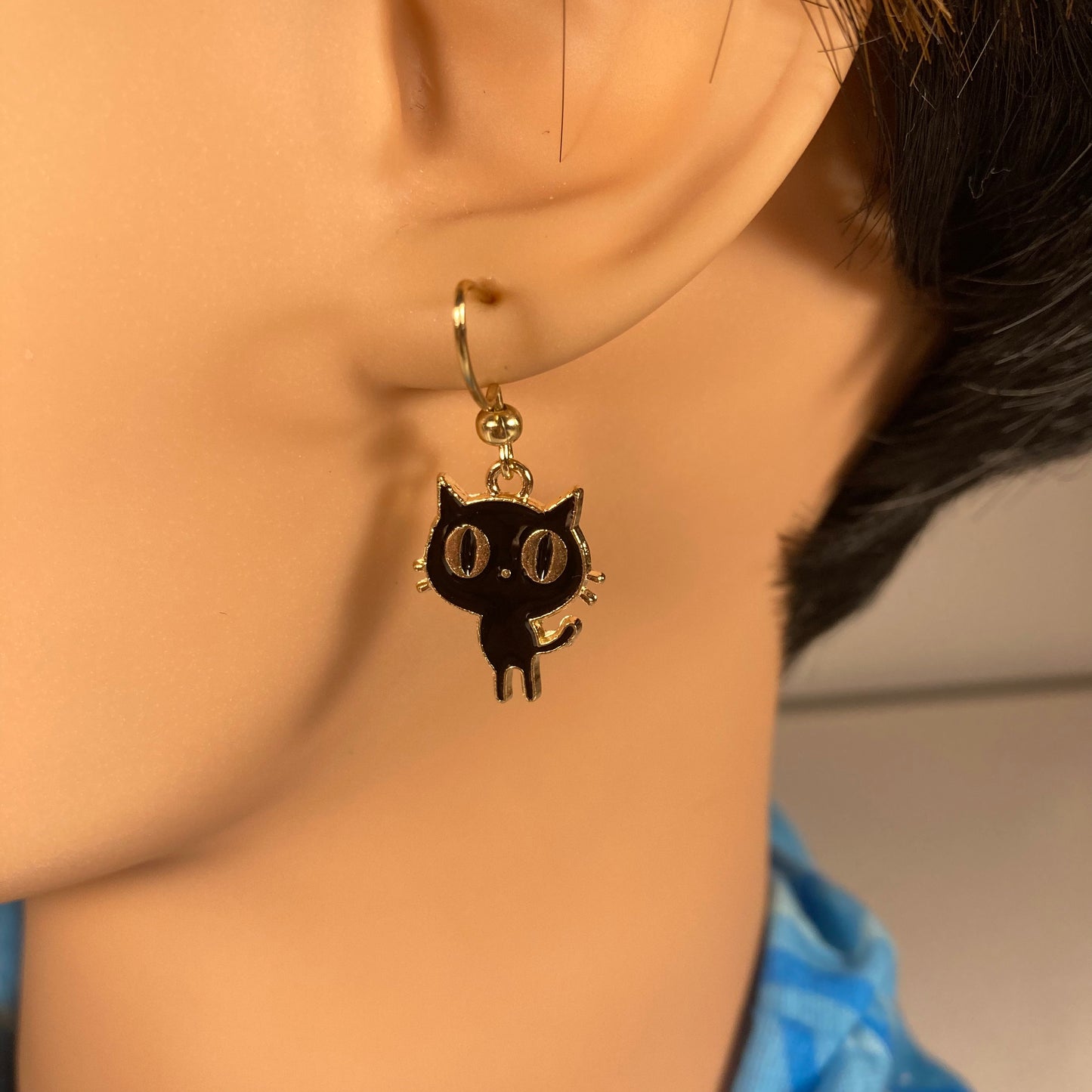 Big eyed cat earrings