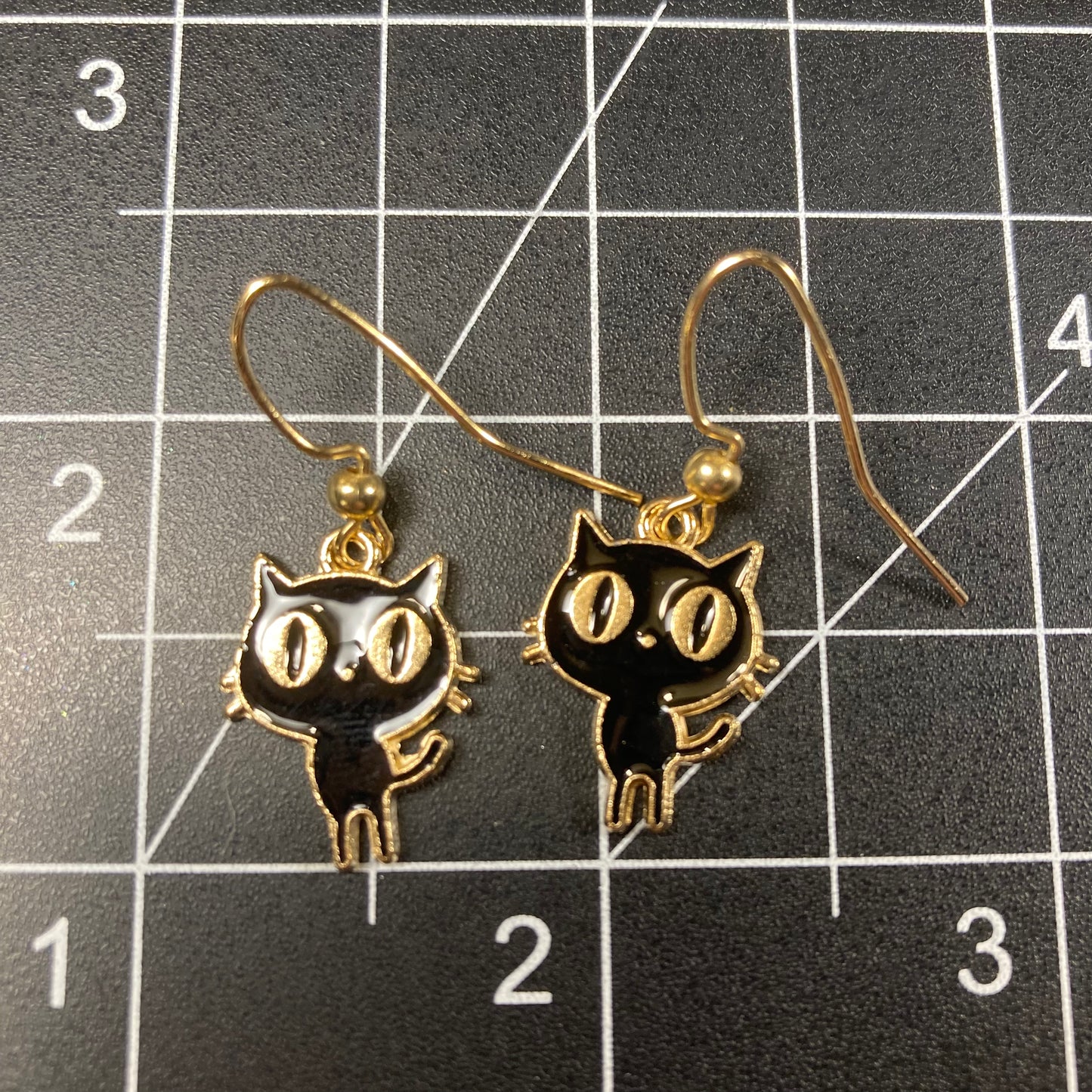 Big eyed cat earrings
