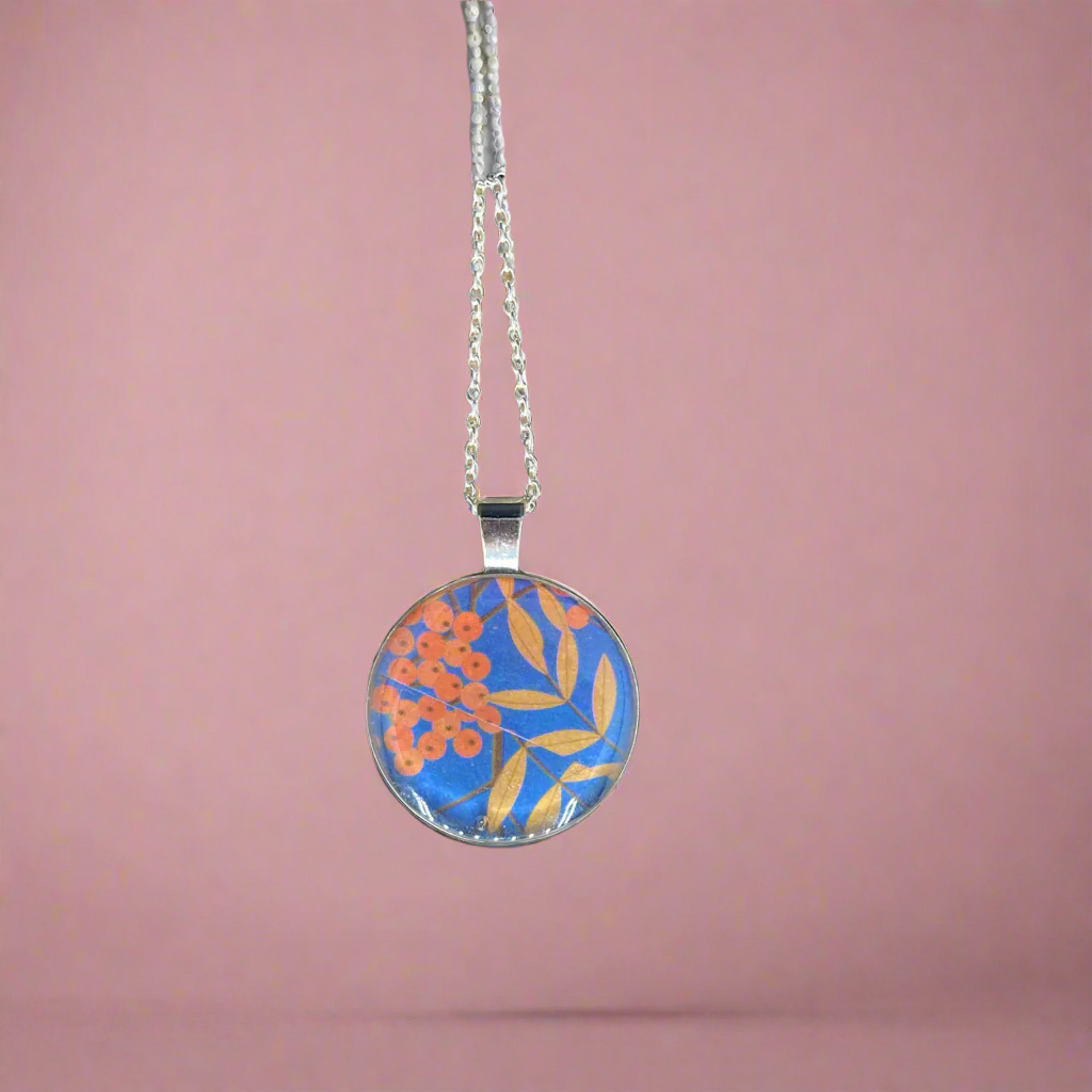 Flower pattern necklace