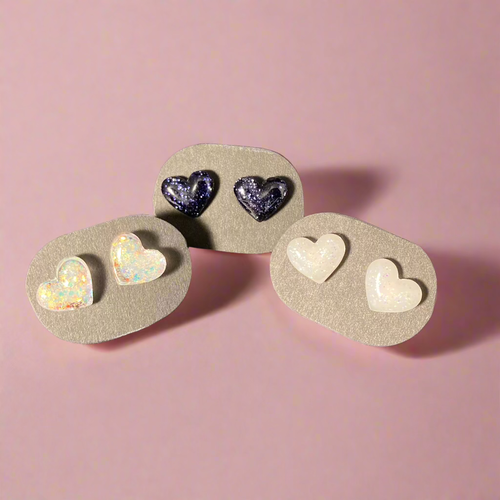 Heart stud earrings, small, black & white