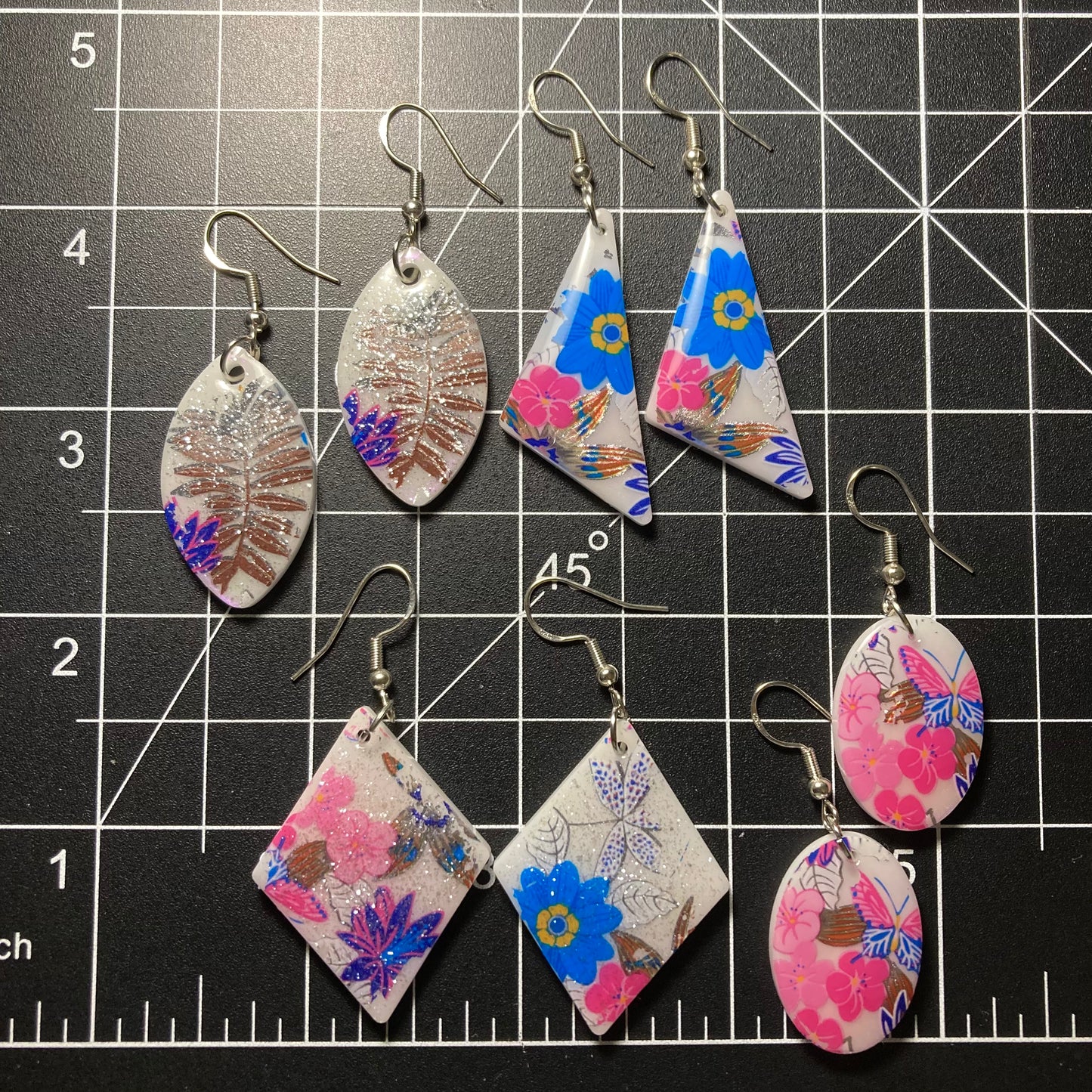 Floral drop earrings, tropical white